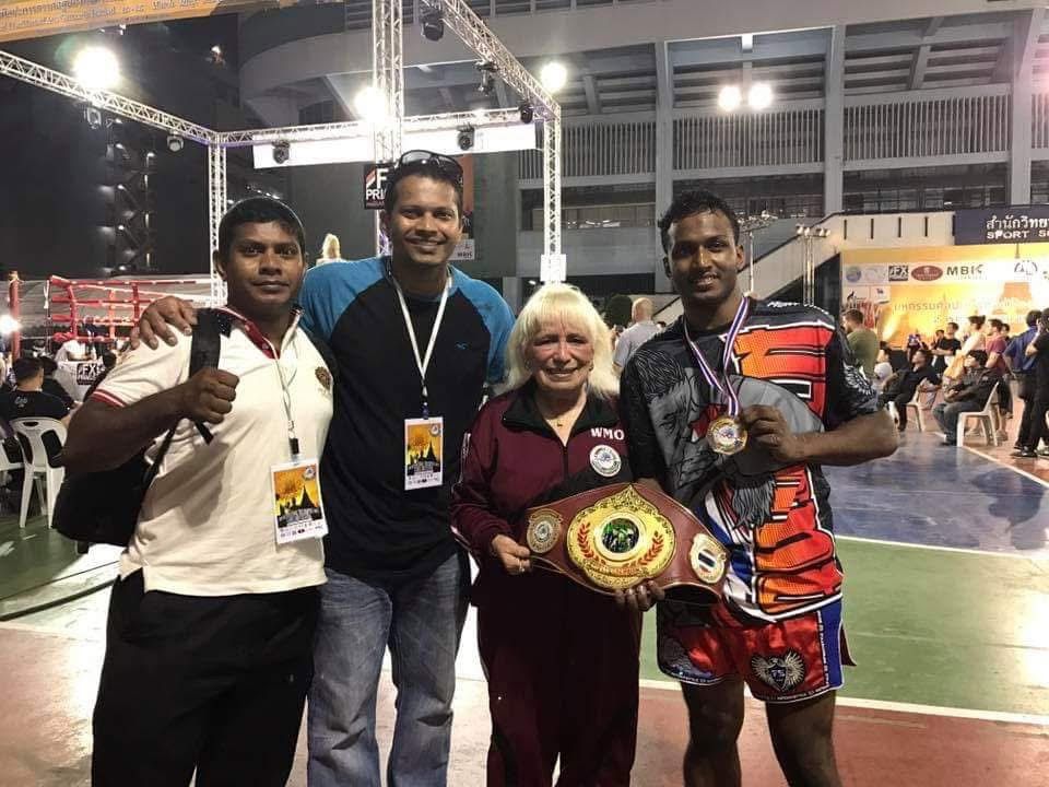 Nilanka Madushan with the team and WMO official holding the belt